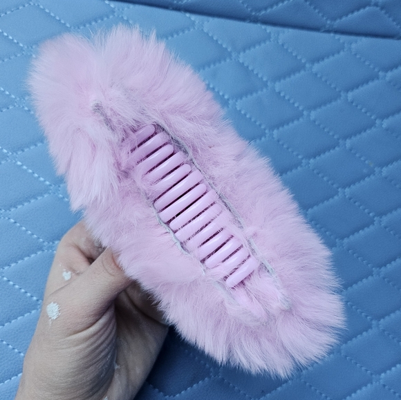 NWOT SKIMS Pink Fuzzy Claw Clip - Picture 4 of 5